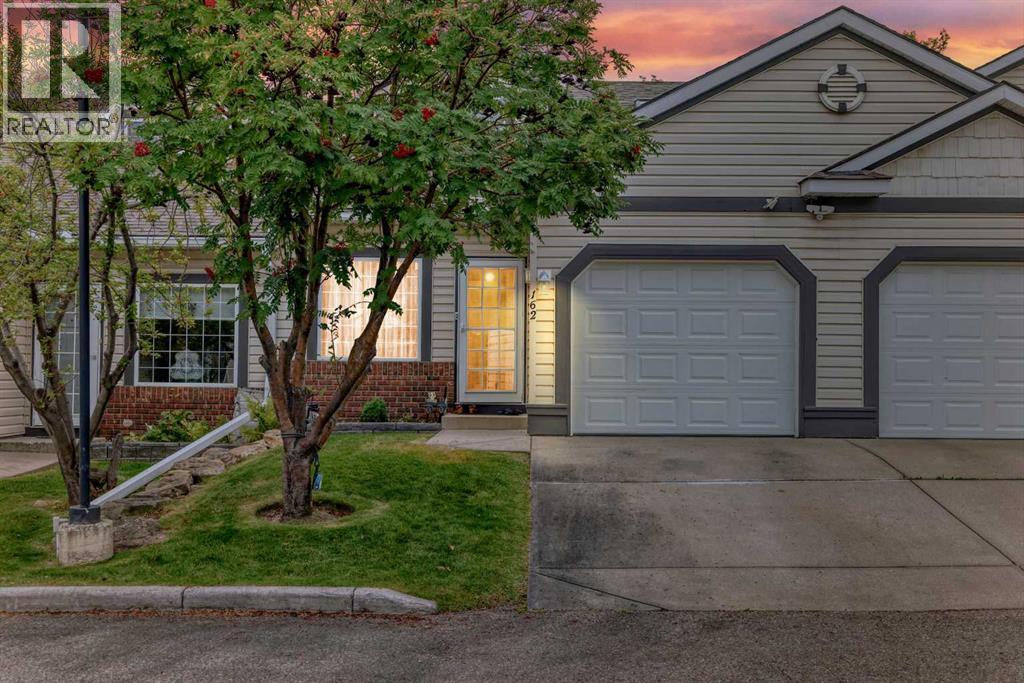 162 Somervale Pt SW, Calgary, AB T2Y 3K4