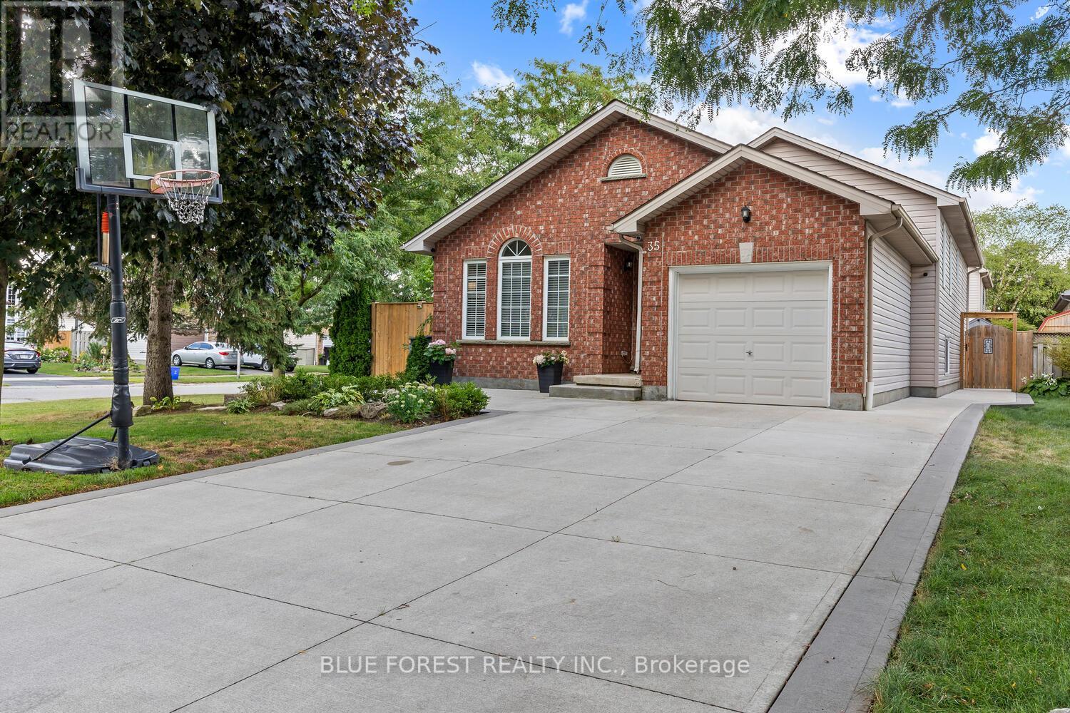 35 Bowcott Cres, London, ON N5V 4W8