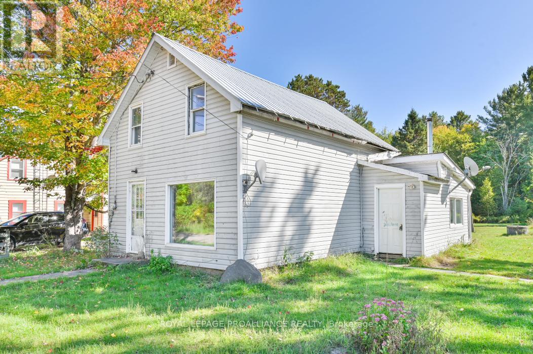 16 Glastonbury Rd, Addington Highlands, ON K0H 2G0