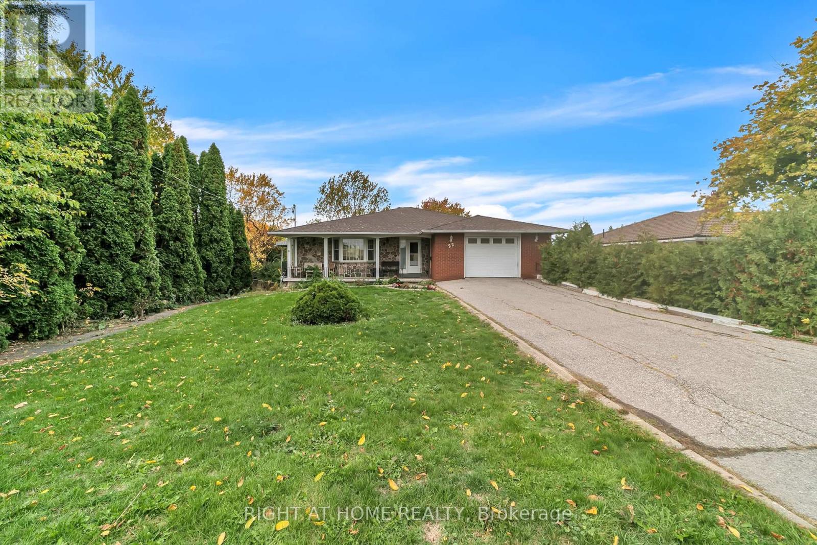 22 Hamilton Dr, Newmarket Huron Heights-leslie Valley, ON L3Y 3E8