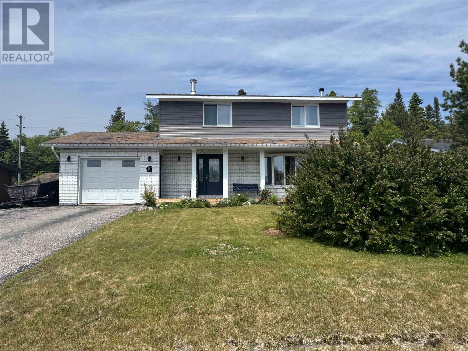 17 Lloyd Irwin Dr, Marathon, ON P0T 2E0