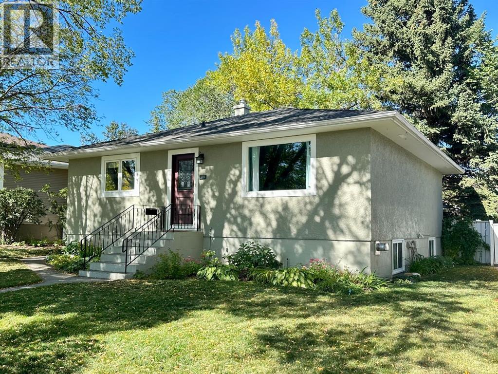 3213 Kilkenny Rd SW, Calgary, AB T3E 4R5