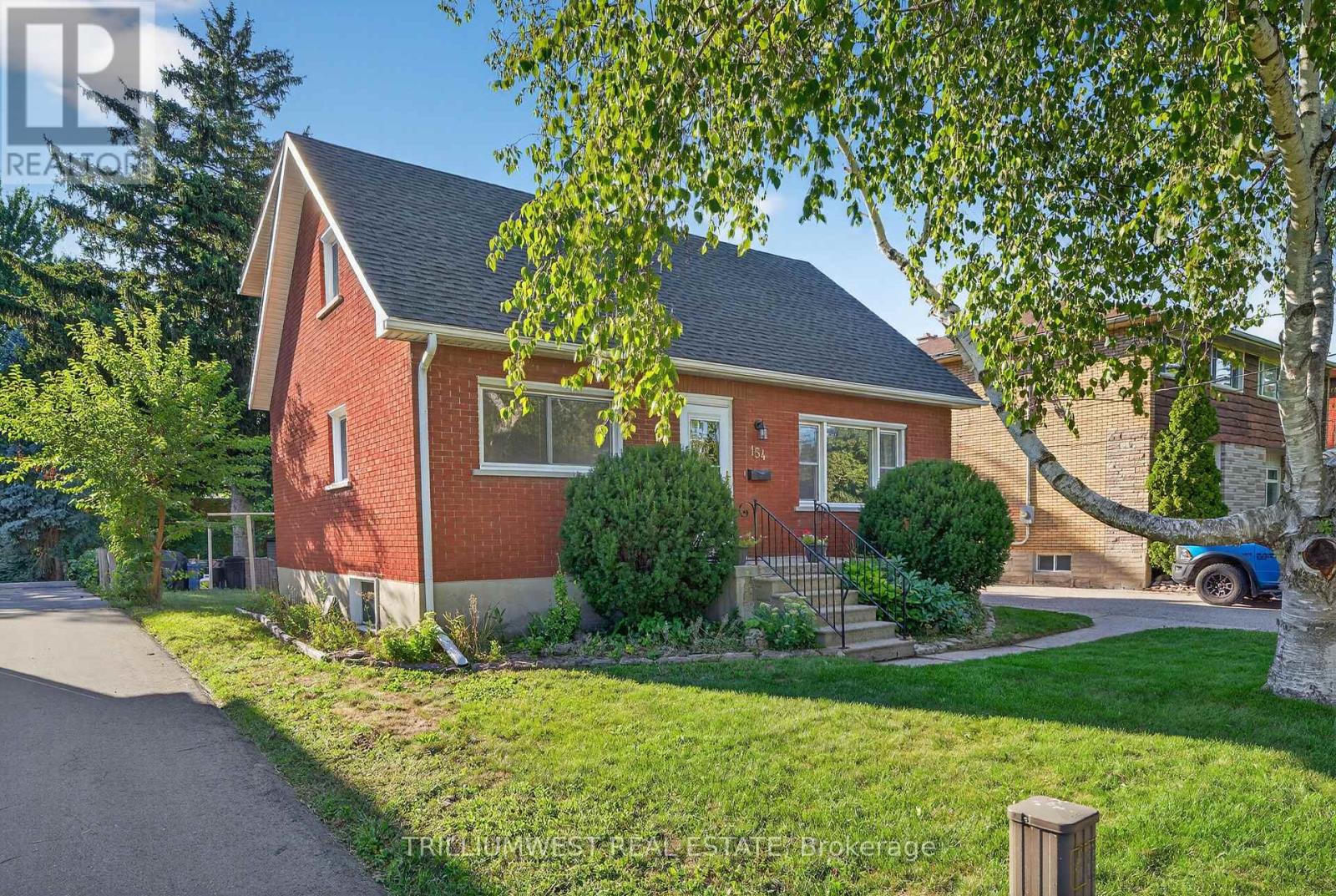 154 Montgomery Rd, Kitchener, ON N2H 3P6
