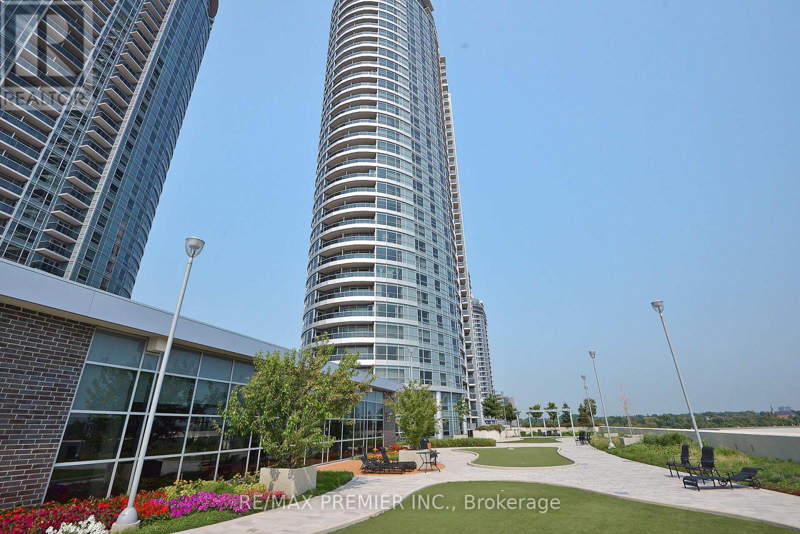 318 135 Village Green Sq, Toronto, ON M1S 0L1