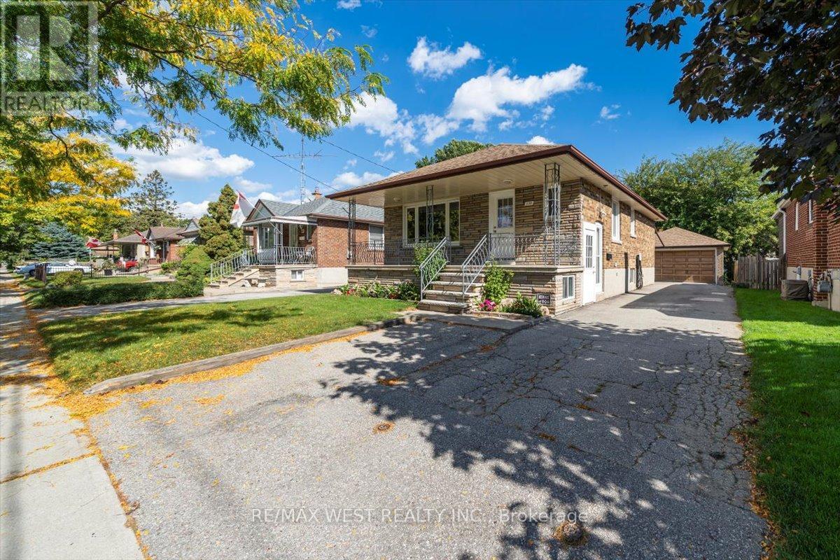 233 Gamma St, Toronto, ON M8W 4G7