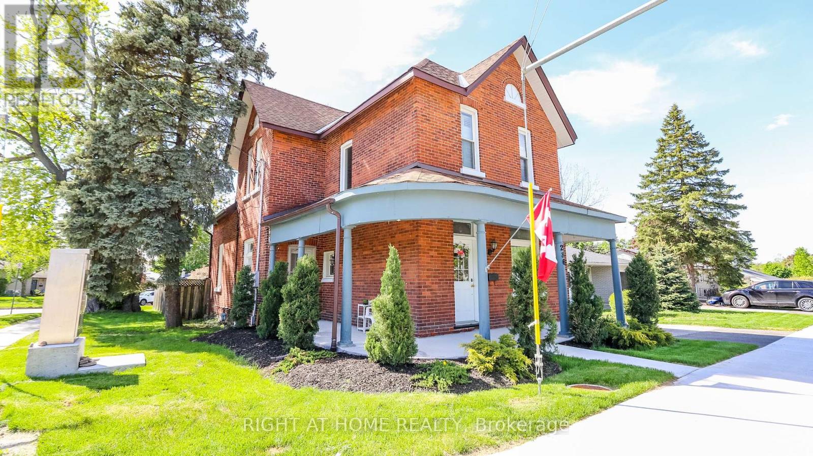 286 Duckworth St, Barrie, ON L4M 3X4