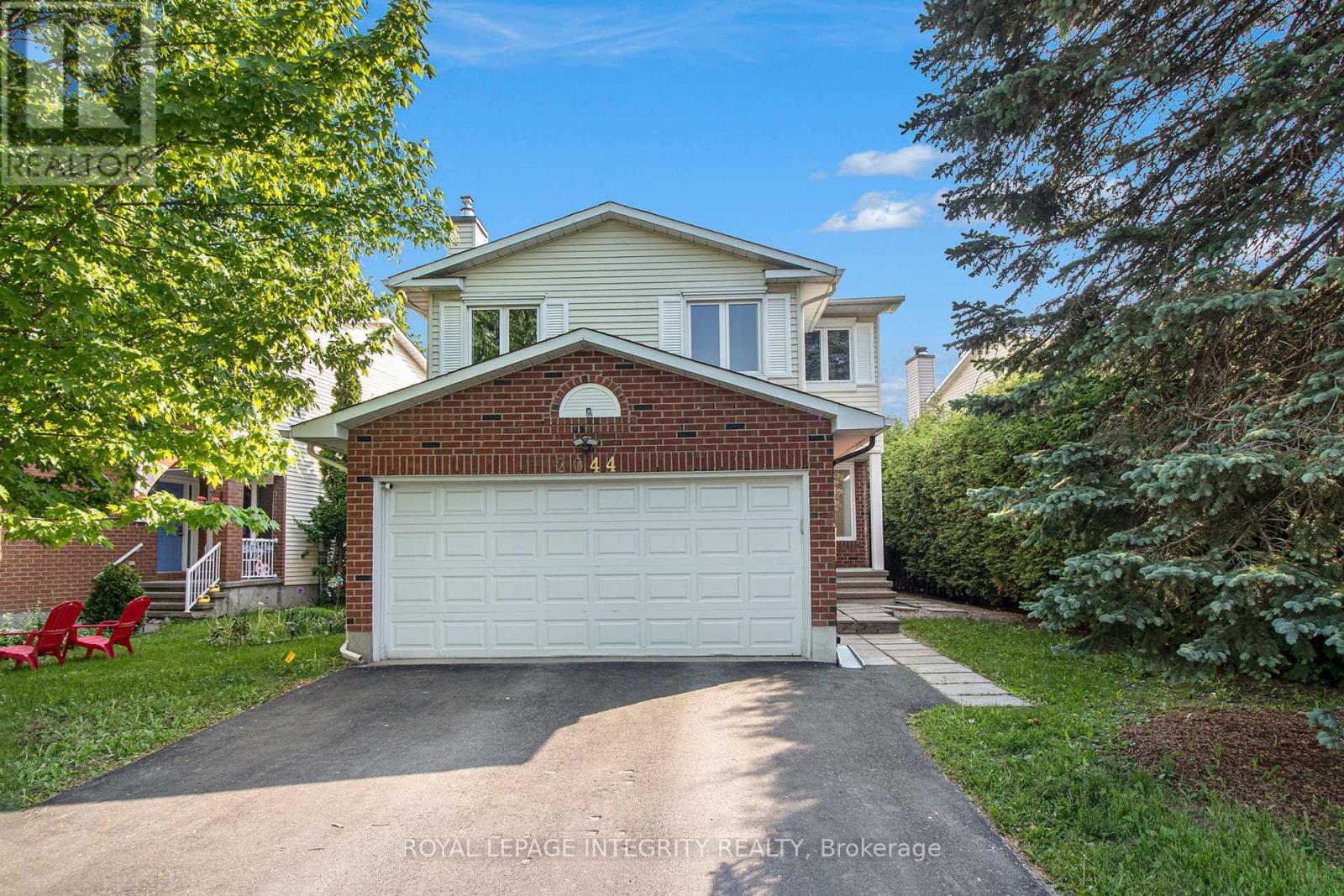 2044 Wildflower Dr, Ottawa, ON K1E 3R5