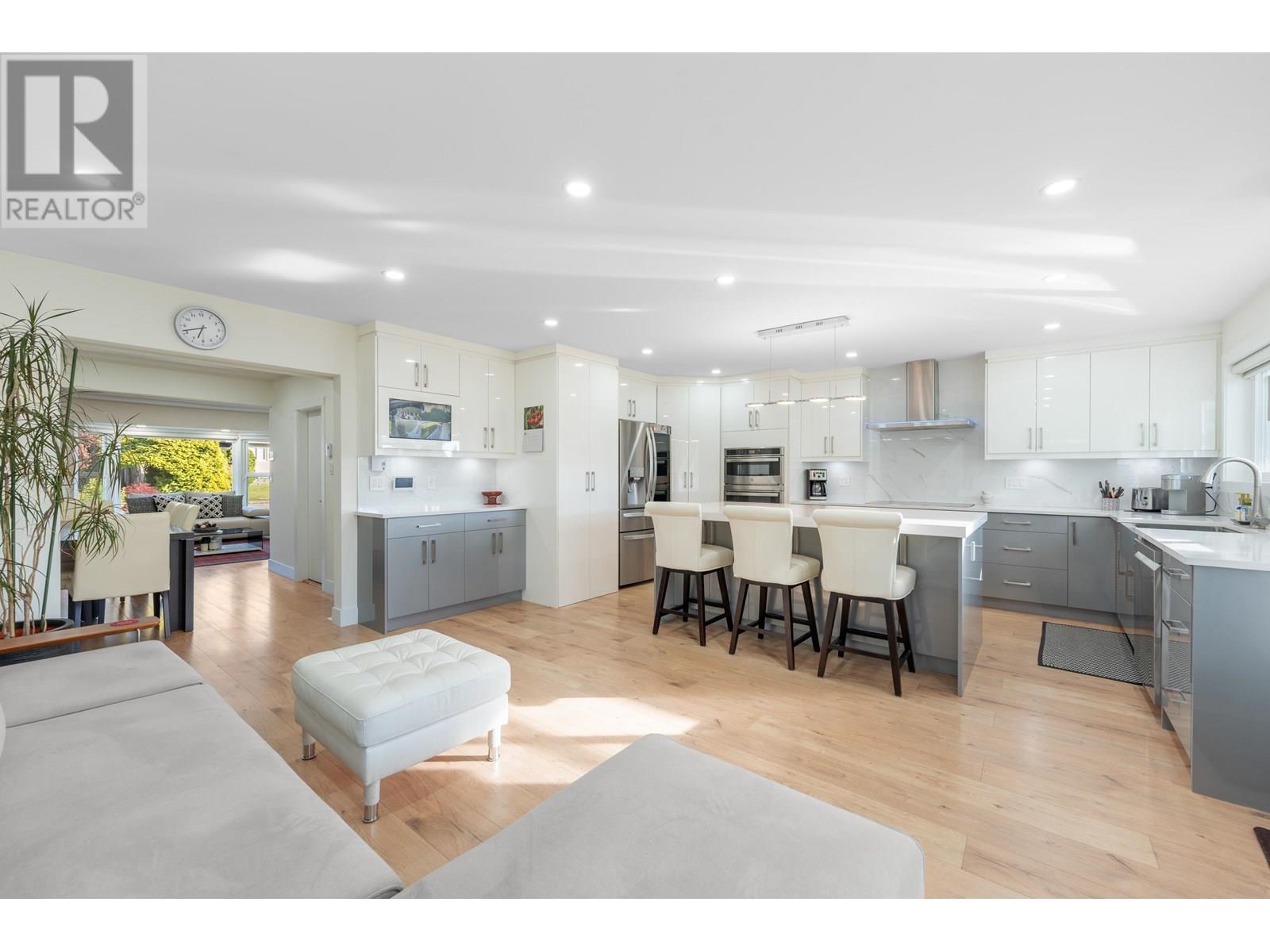 8649 11th Avenue, Burnaby, BC V3N 2P9
