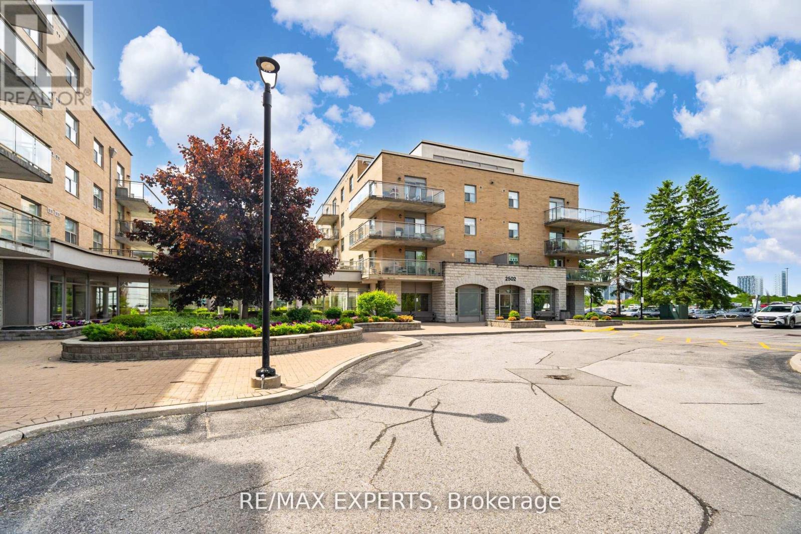 216 2502 Rutherford Rd, Vaughan, ON L4K 5N6