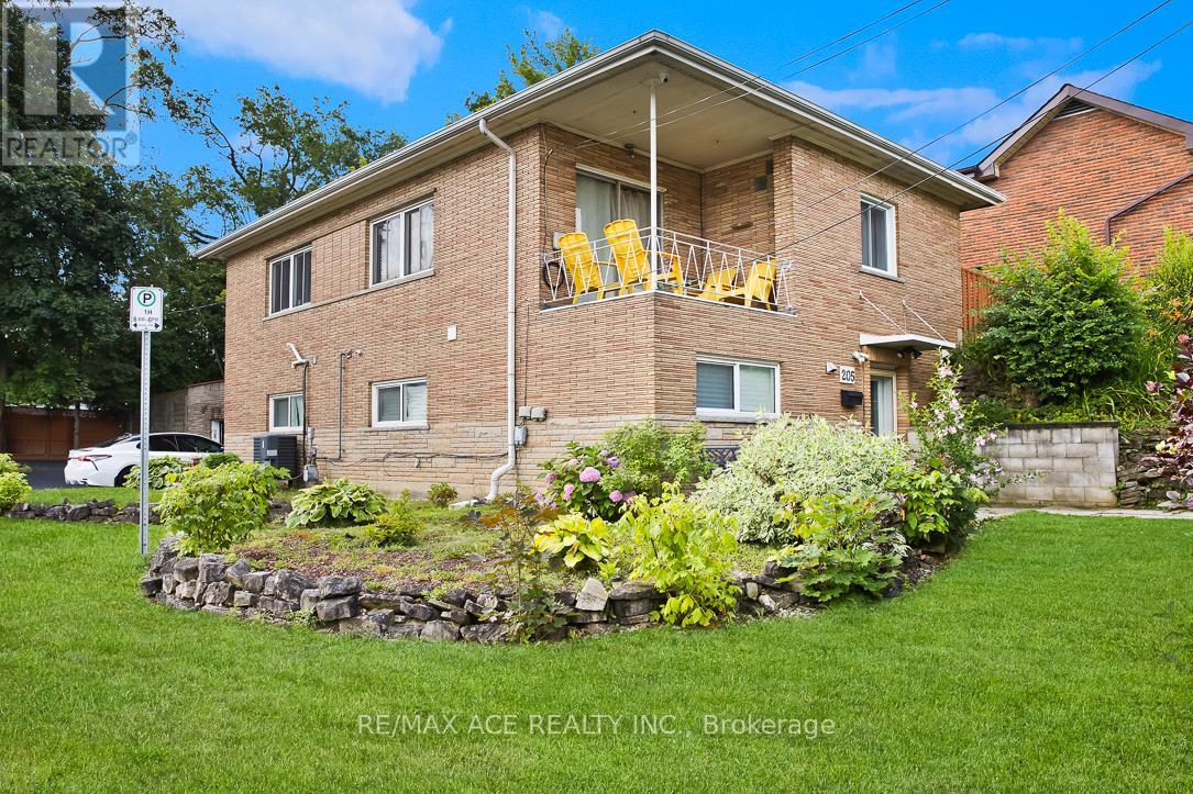 205 Emerson St, Hamilton, ON L8S 2Y3