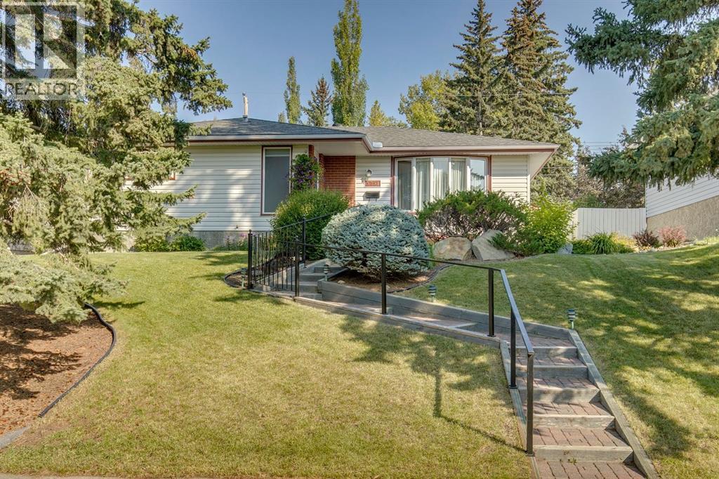 5751 Dalmead Cres NW, Calgary, AB T3A 1E8