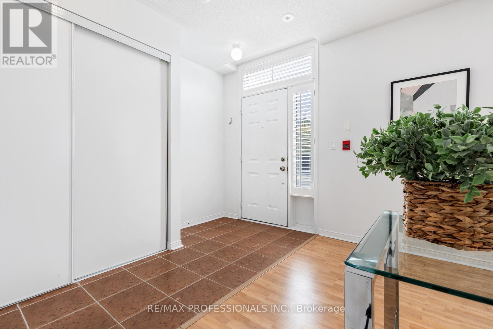 104 3400 Lake Shore Blvd W, Toronto, ON M8W 1N2