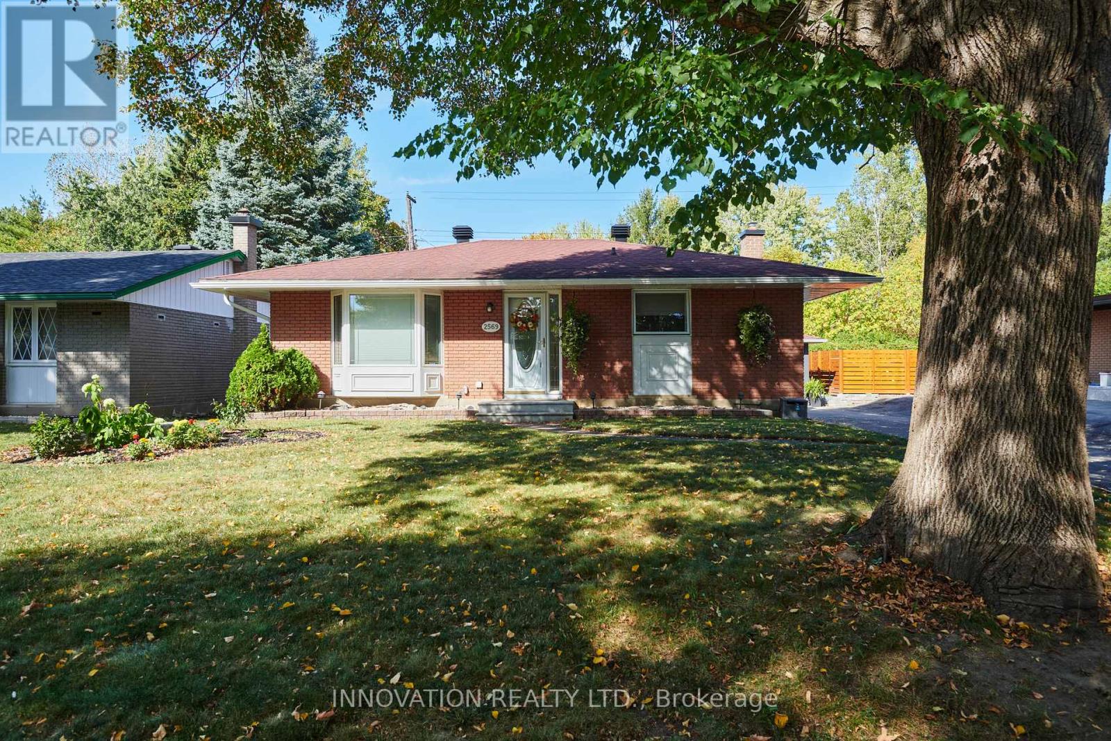 2569 Hanlon Ave, Ottawa, ON K2B 7X2
