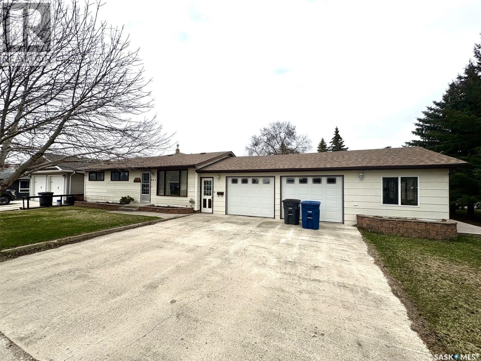 807 Elsinore St, Whitewood, SK S0G 5C0