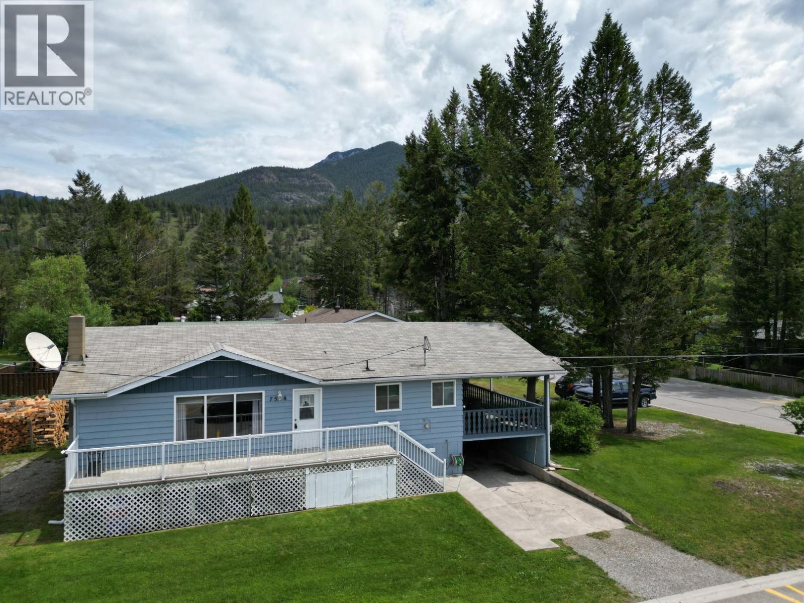 7558 Columbia Ave, Radium Hot Springs, BC V0A 1M0