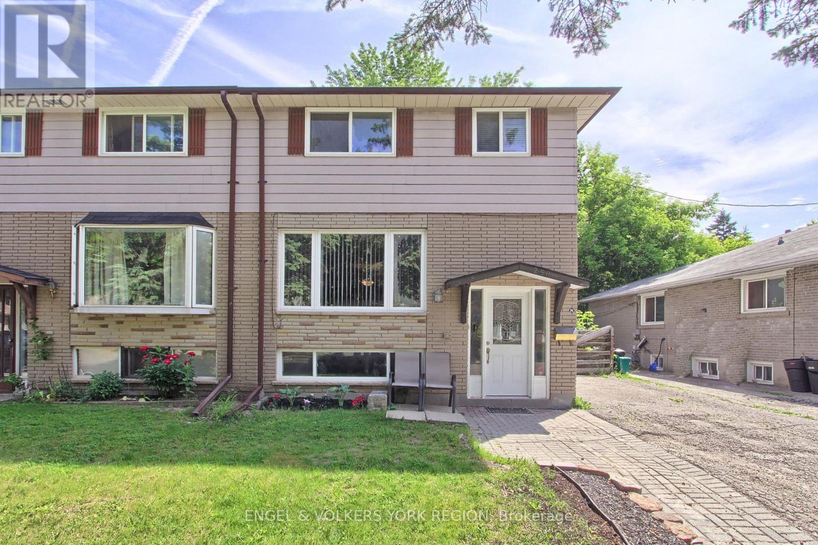 256 Penn Ave, Newmarket, ON L3Y 2S6