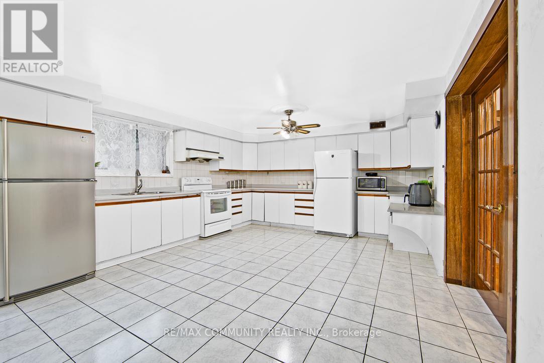 17 Tineta Cres, Toronto, ON M1S 2Y5
