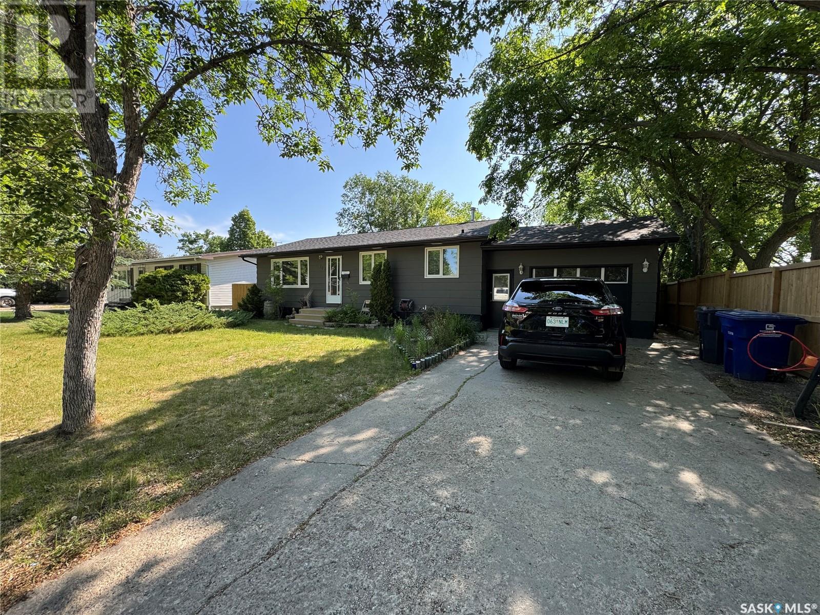 708 Brimacombe Dr, Weyburn, SK S4H 0A2