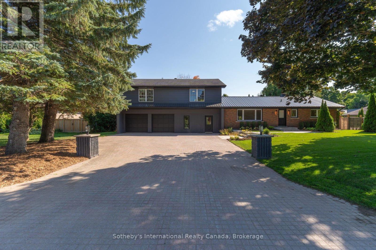 31 Elizabeth St E, Clearview, ON L0M 1G0