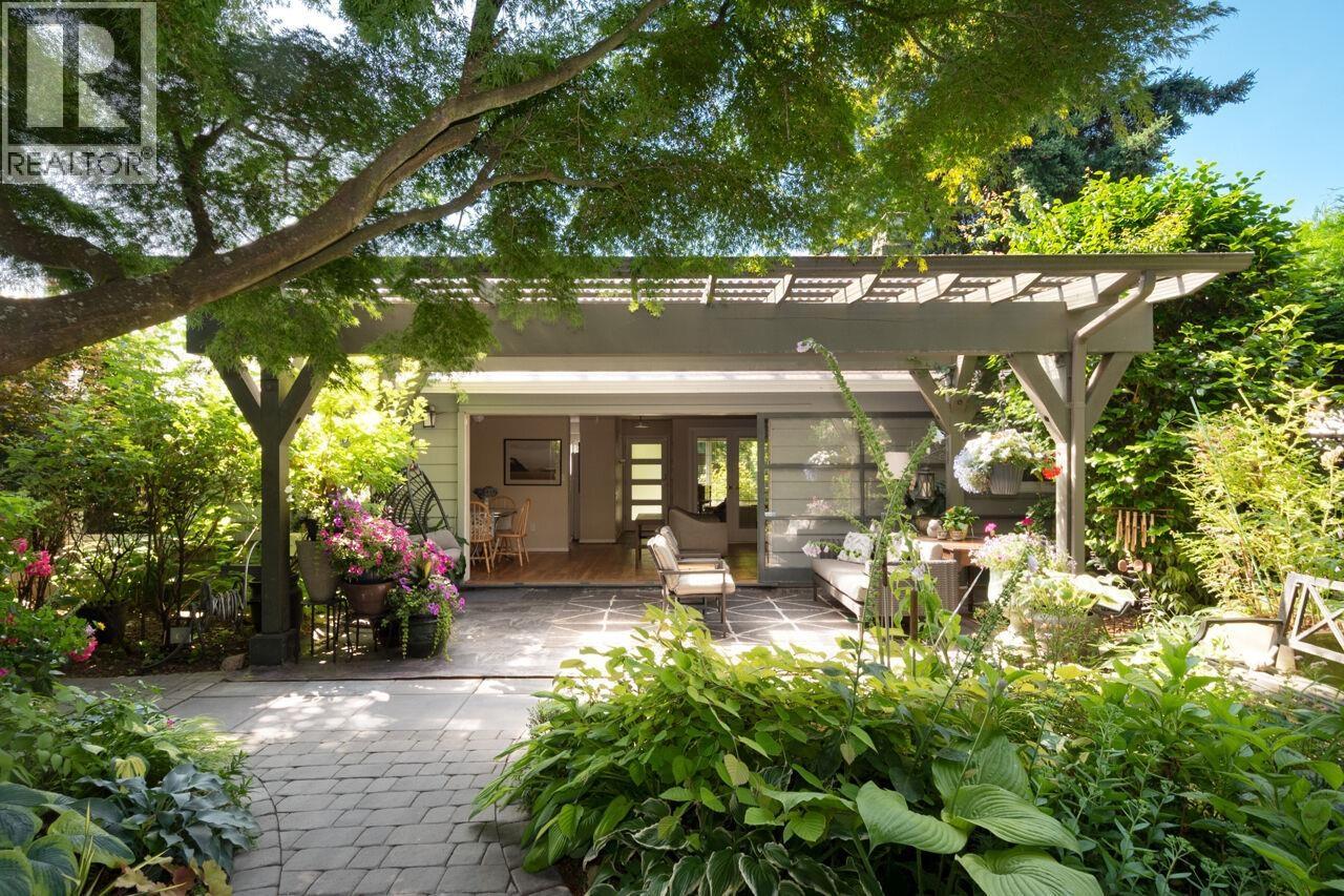 1132 Maplewood Cres, North Vancouver, BC V7P 1H9