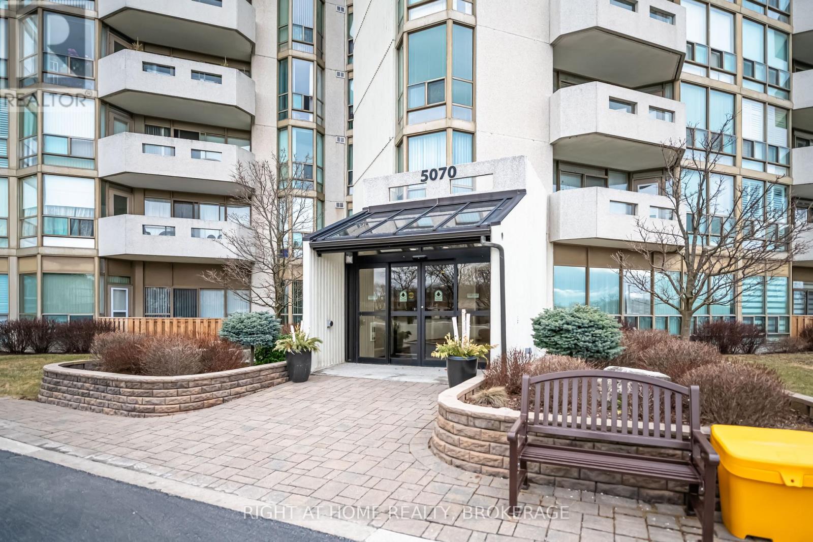 1004 5070 Pinedale Ave, Burlington, ON L7L 5V6