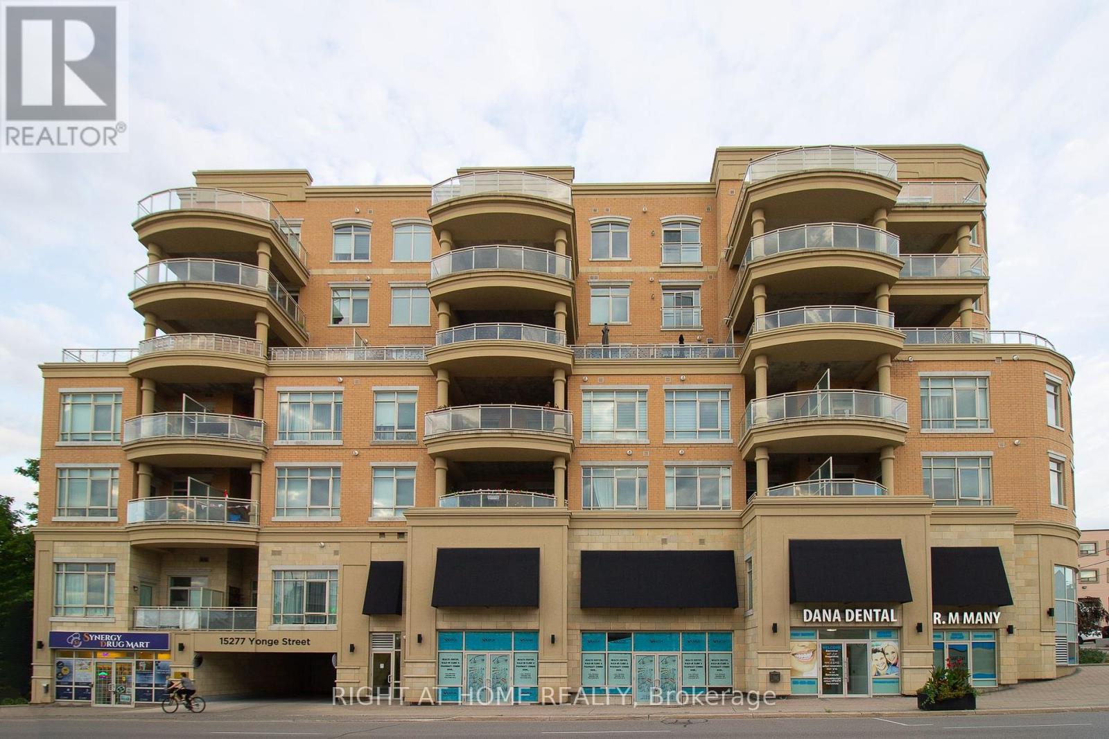 704 Unit 15277 Yonge St #a, Aurora, ON L4G 1Y3