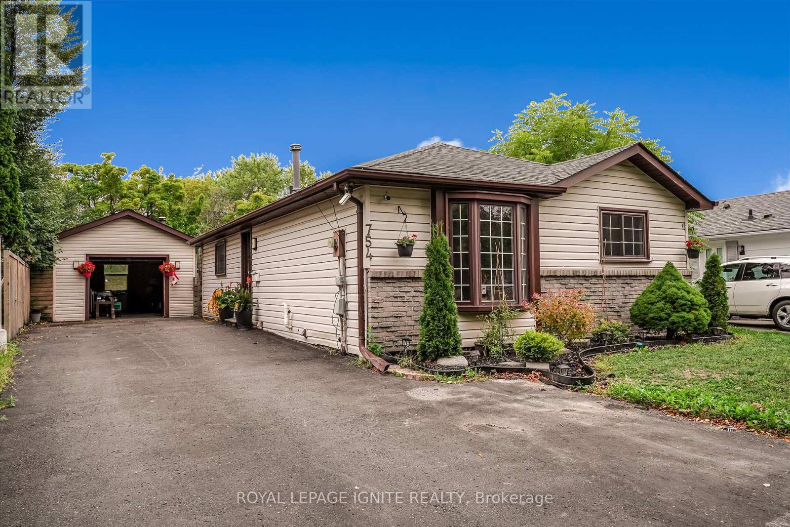 754 Downview Cres, Oshawa, ON L1H 7W3