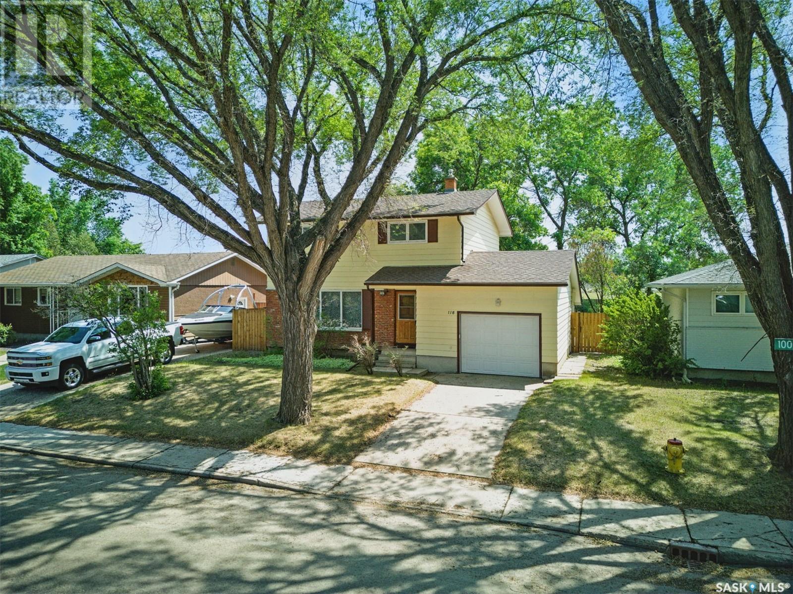 118 East Dr, Saskatoon, SK S7J 2X5