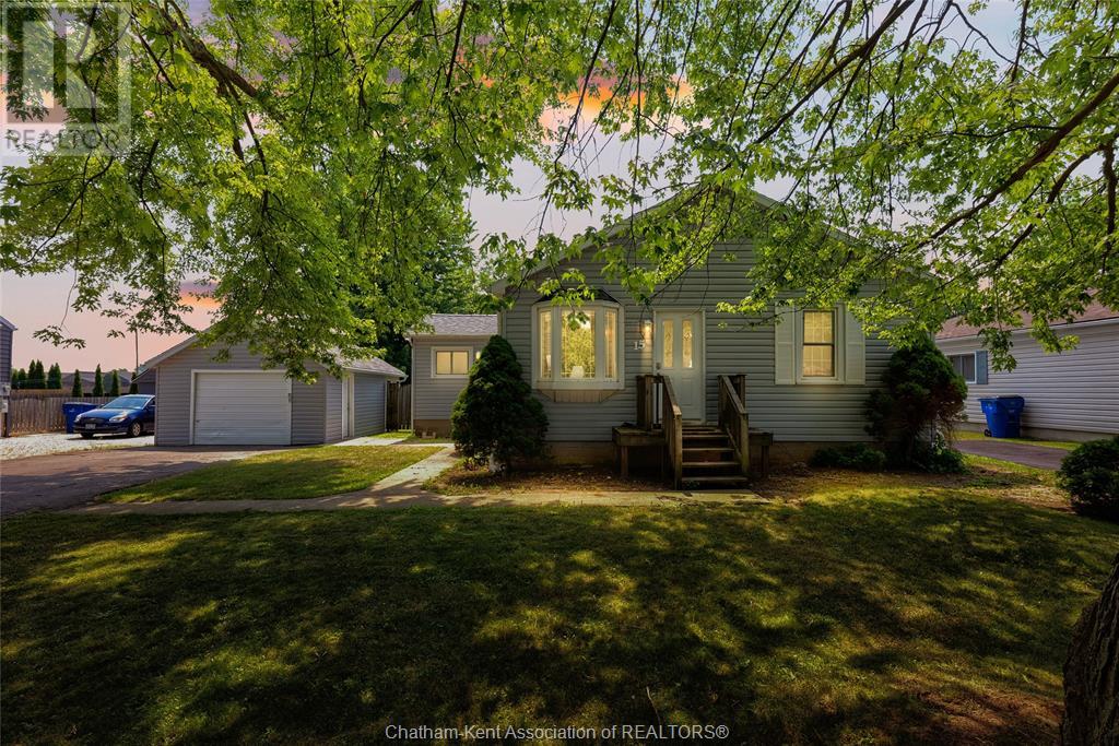 15 Oriole Pkwy, Chatham-Kent, ON N7M 5J5