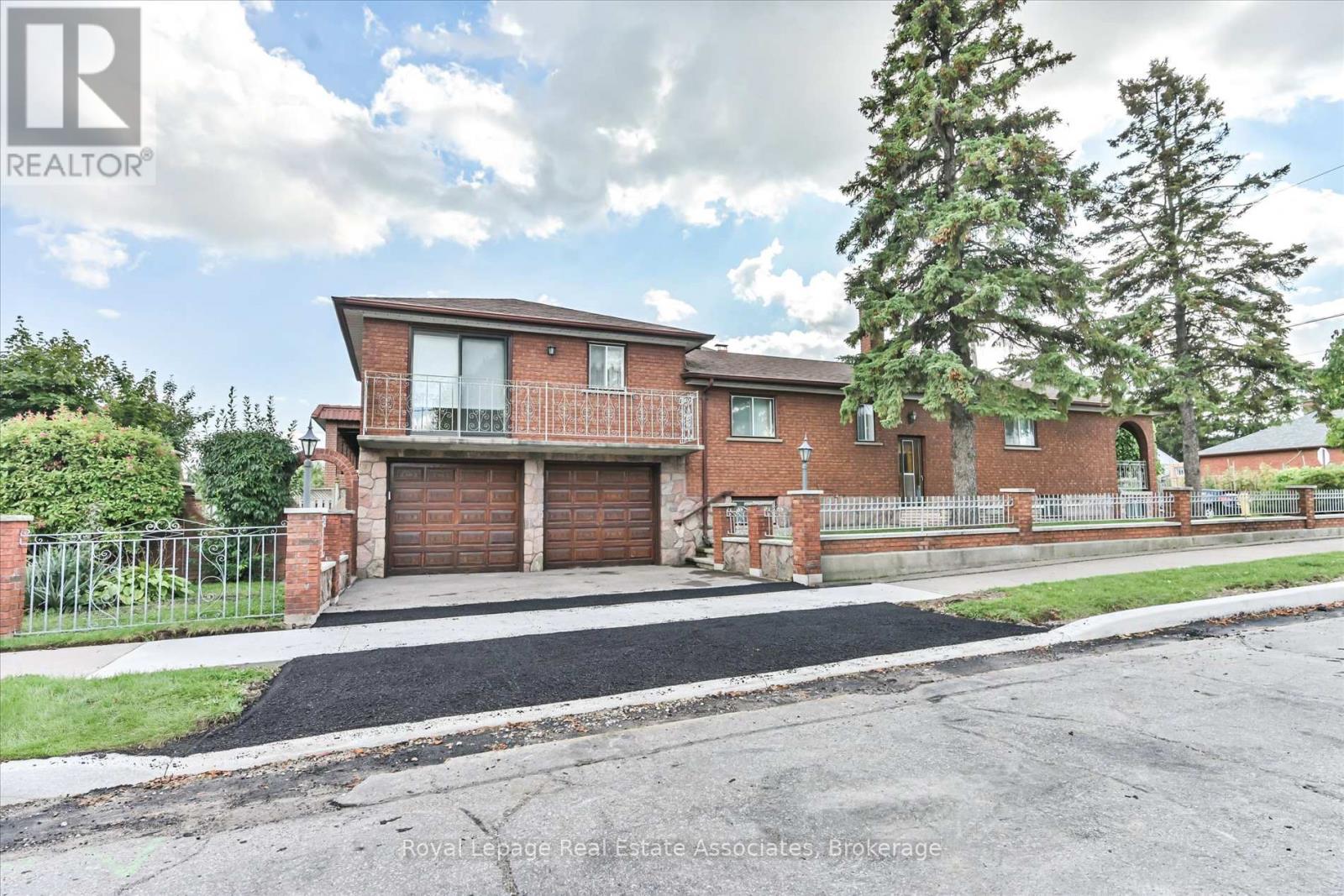 135 Jay St, Toronto, ON M6L 2M3