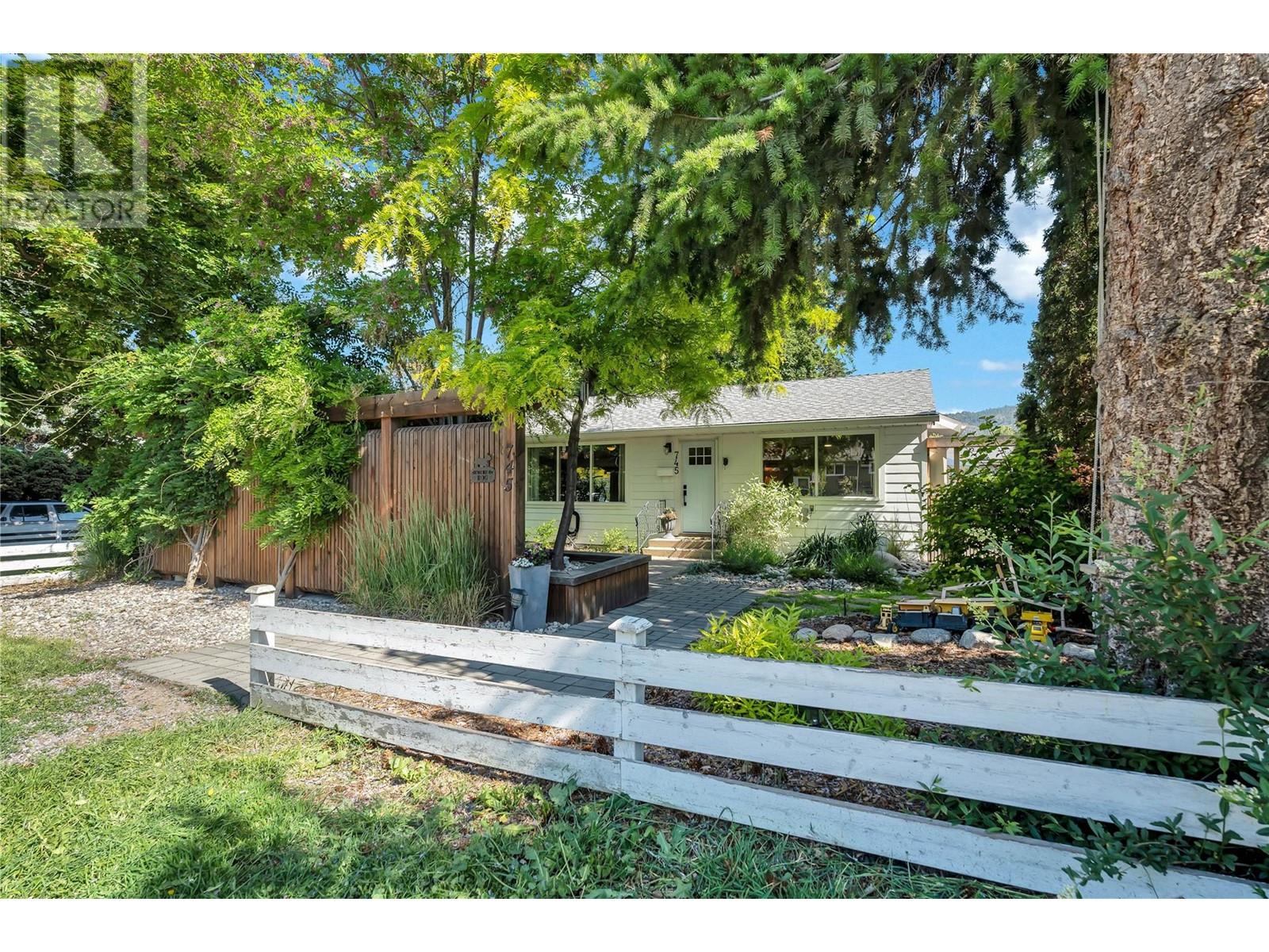 745 Ritchie Ave, Naramata, BC V0H 1N0
