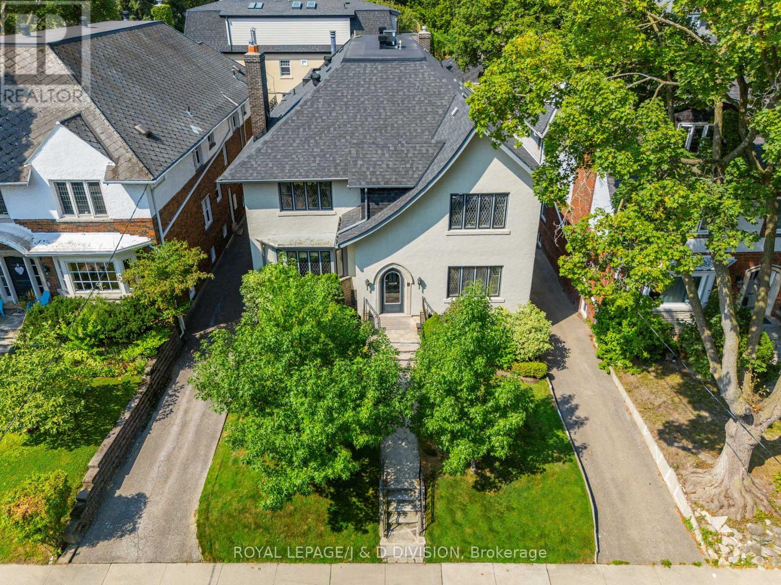 4 Highbourne Rd, Toronto, ON M5P 2J2