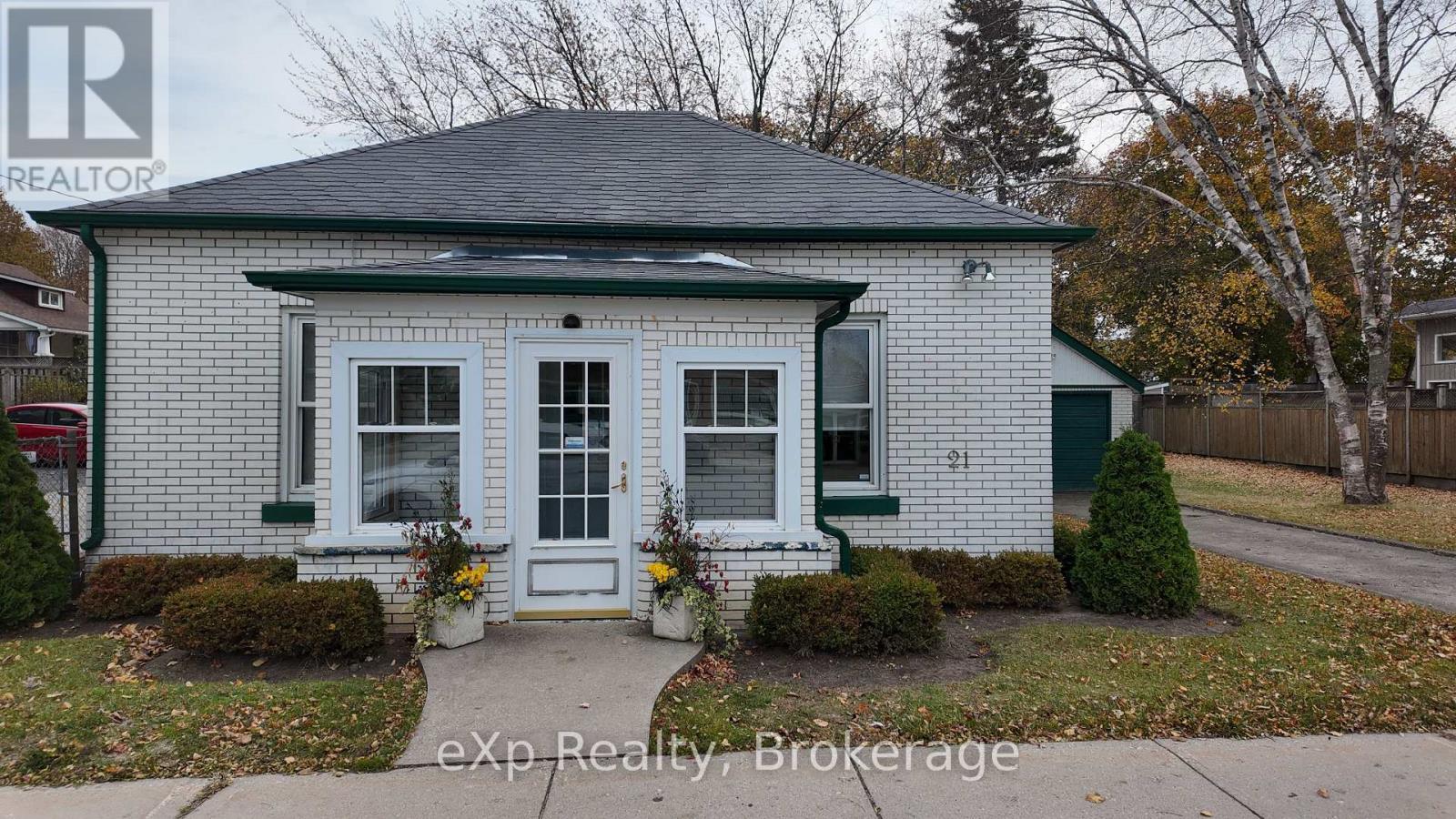 21 Grosvenor St N, Saugeen Shores, ON N0H 2L0