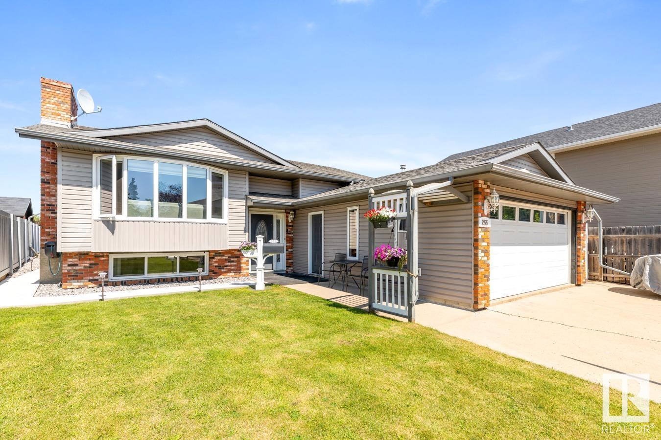 255 Humberstone Rd NW, Edmonton, AB T5A 4C5