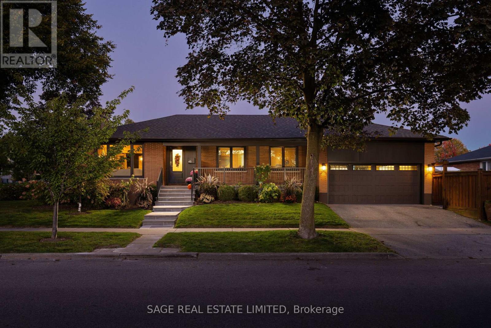 45 Newstead Rd, Toronto, ON M9P 3G2