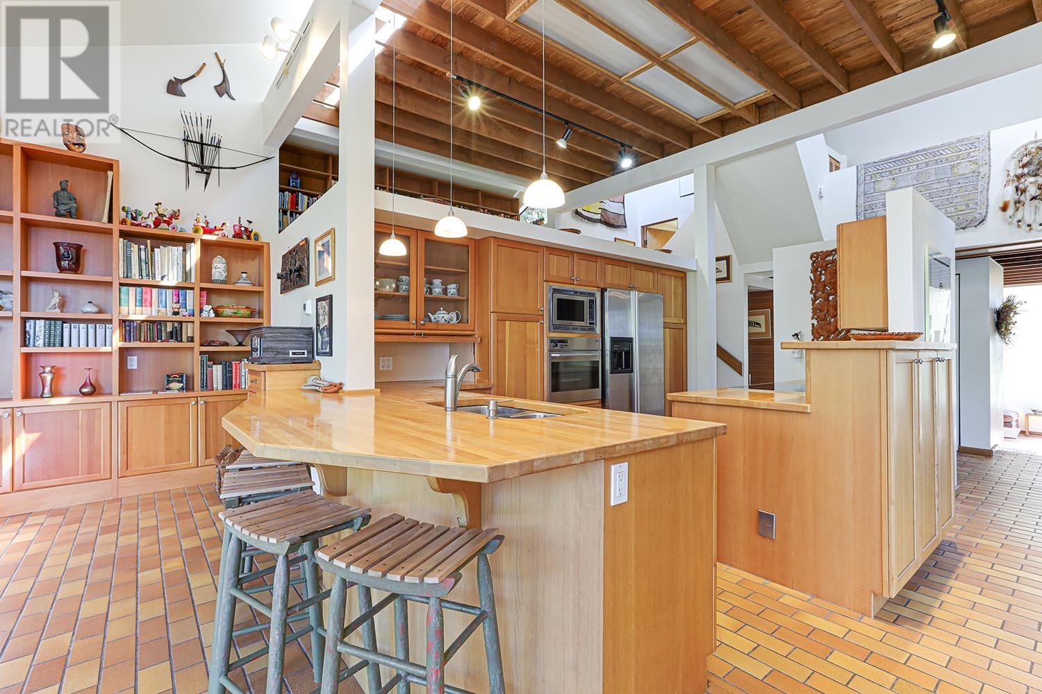 325 Oceanview Rd, Lions Bay, BC V0N 2E0