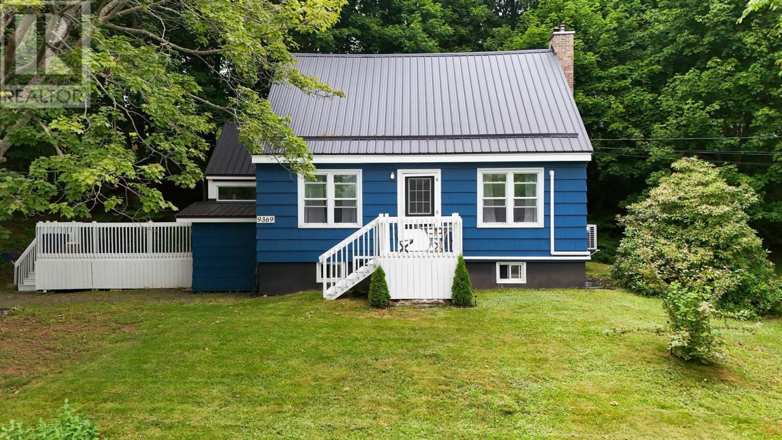 9369 Commercial St, New Minas, NS B4N 3G3