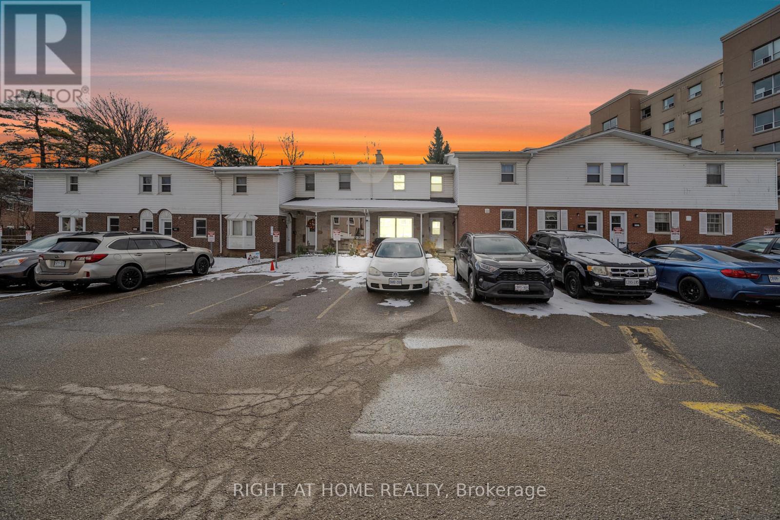 312 Westcourt Pl, Waterloo, ON N2L 2R7