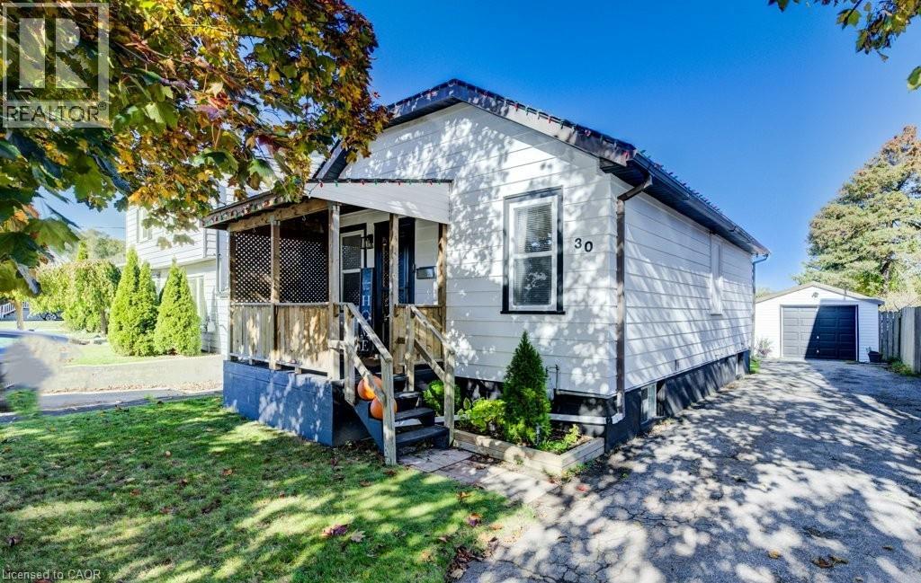 30 Elmwood Ave, Cambridge, ON N1R 4Y1