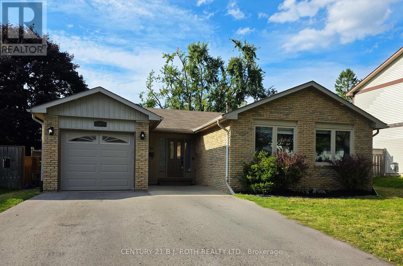 16 Gloria St, Barrie, ON L4N 4L9
