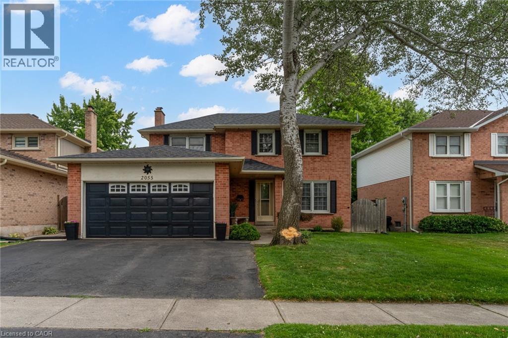 2055 Hunters Wood Dr, Burlington, ON L7M 2T9