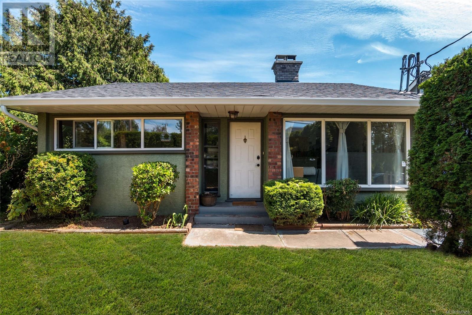 2727 Fifth St, Victoria, BC V8T 4B1