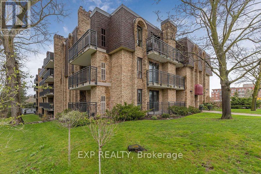 104 15390 Yonge St, Aurora, ON L4G 1N8