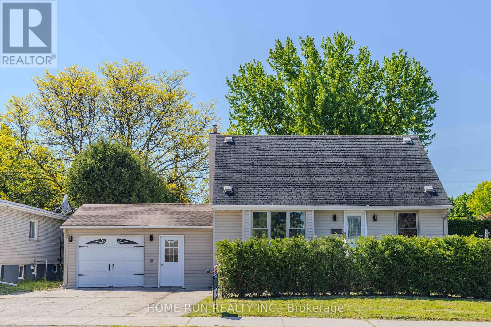 92 Meadowlands Dr, Ottawa, ON K2G 2R8