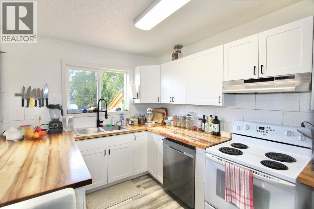 33 Yakoun St, Port Clements, BC V0T 1R0