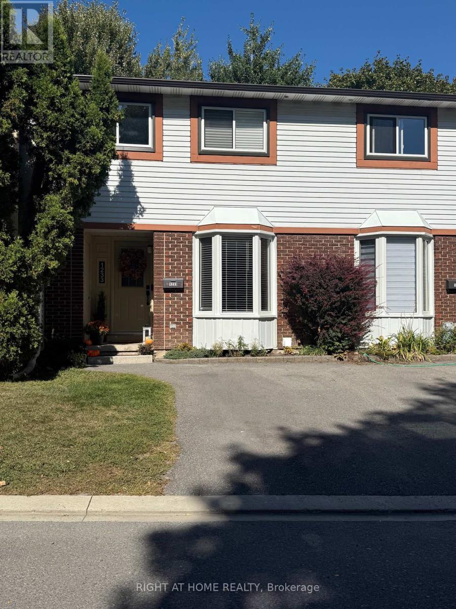 1013 Cloister Gdns, Ottawa, ON K1C 2A1