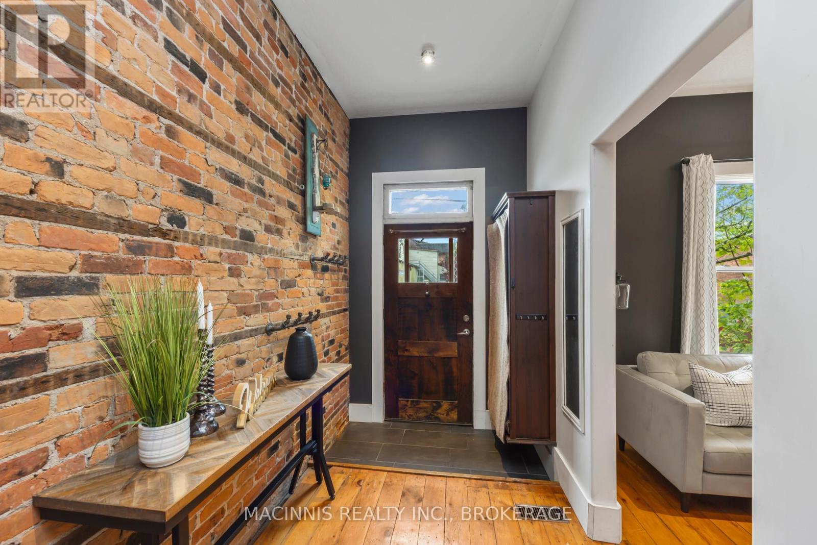 64 Bay St, Kingston, ON K7K 1H6