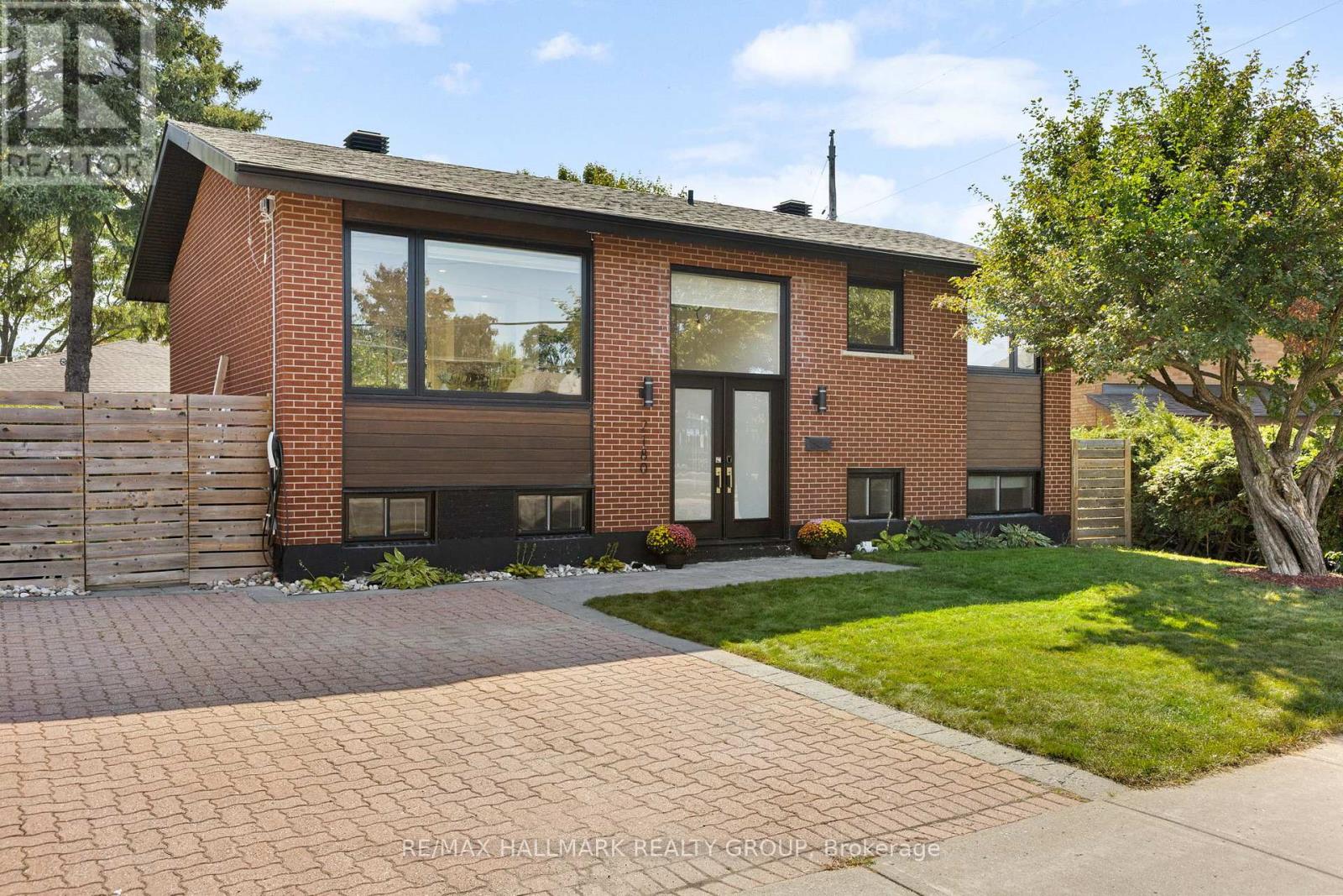 2180 Lenester Ave, Ottawa, ON K2A 1L4