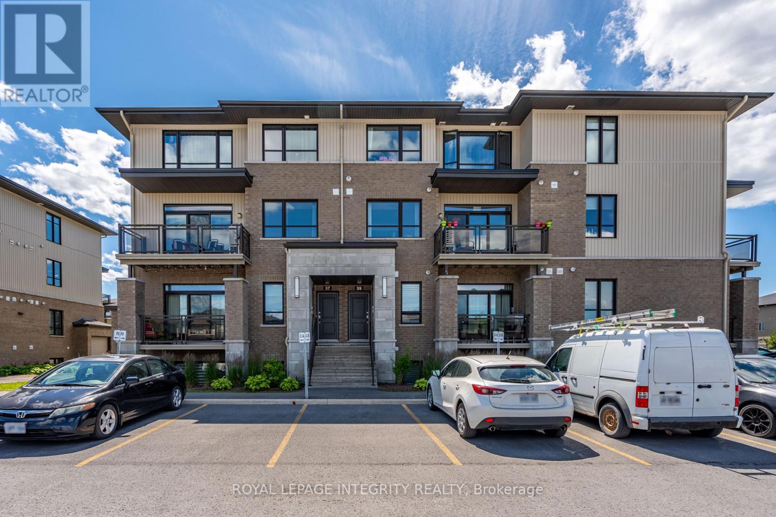 35 Carabiner Private, Ottawa, ON K1W 0L7