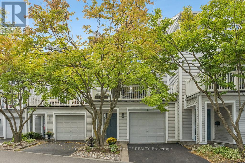 5 Forsyth Ln, Ottawa, ON K2H 9H1